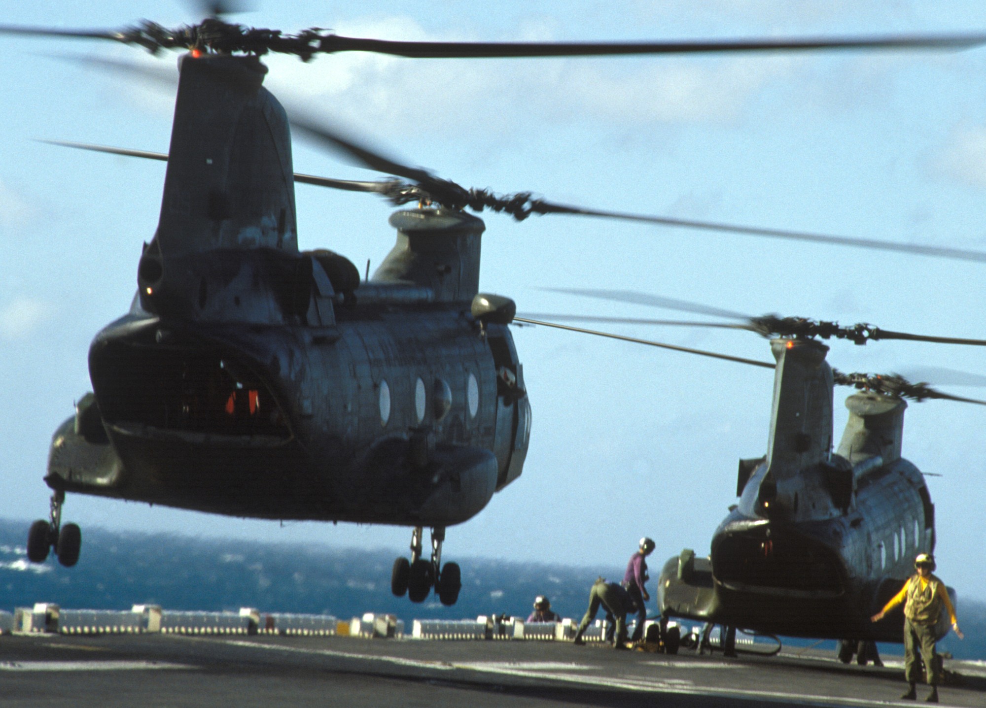 hmm-163 evil eyes marine medium helicopter squadron ch-46e sea knight usmc 45