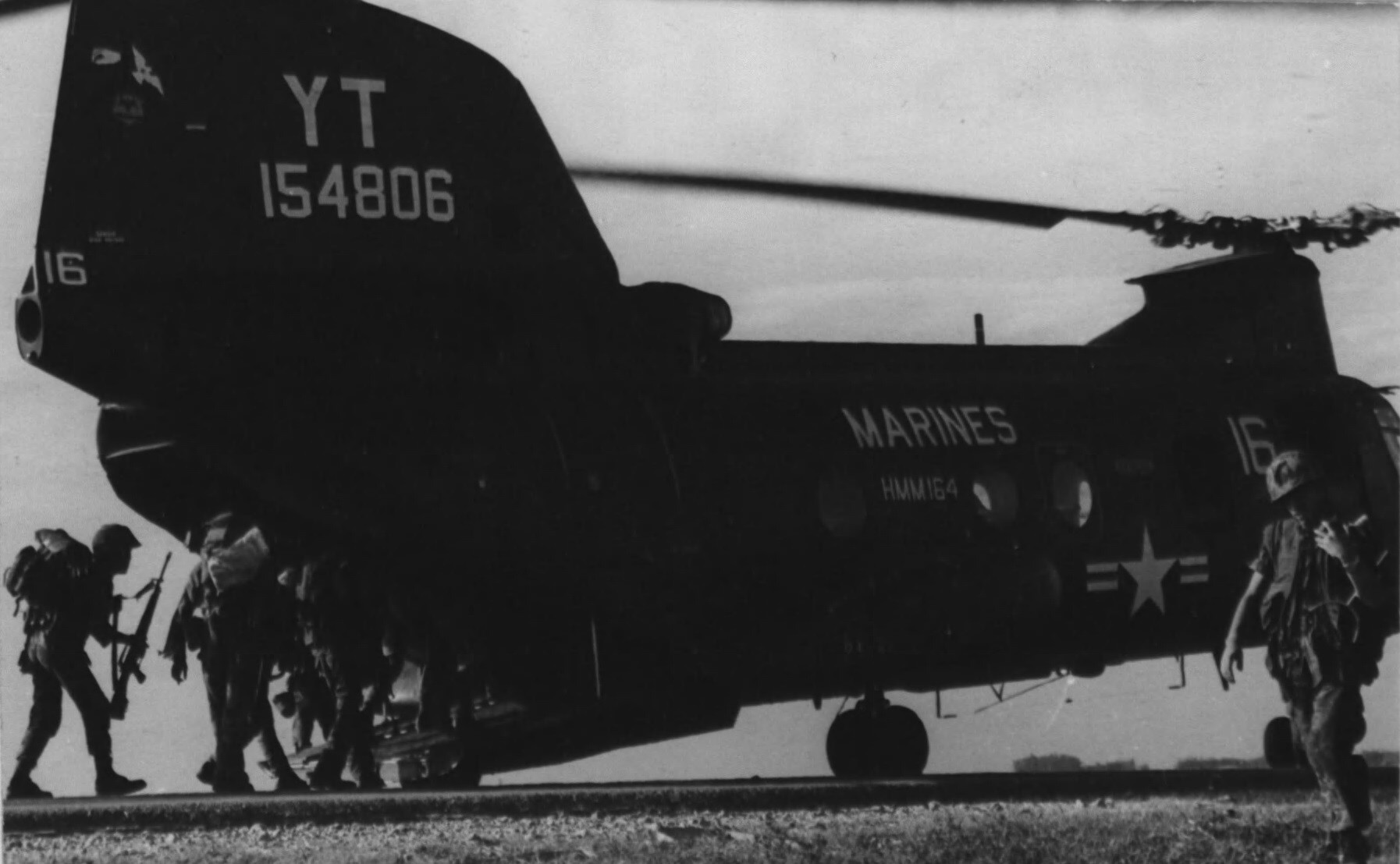 hmm-164 knightriders ch-46d sea knight marine medium helicopter squadron usmc vietnam war 1972 16