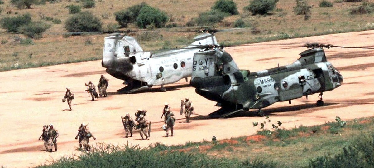 hmm-164 knightriders ch-46e sea knight marine medium helicopter squadron usmc restore hope somalia 23