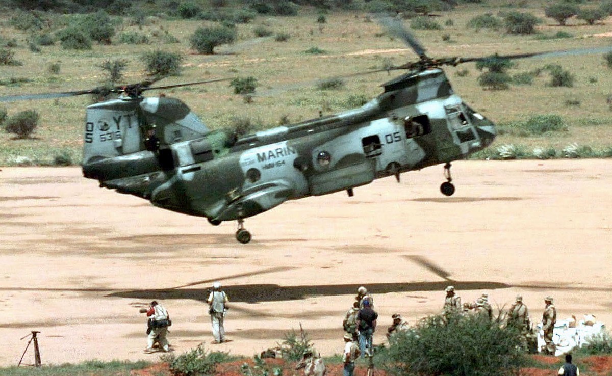 hmm-164 knightriders ch-46e sea knight marine medium helicopter squadron usmc operation restore hope 1992 24