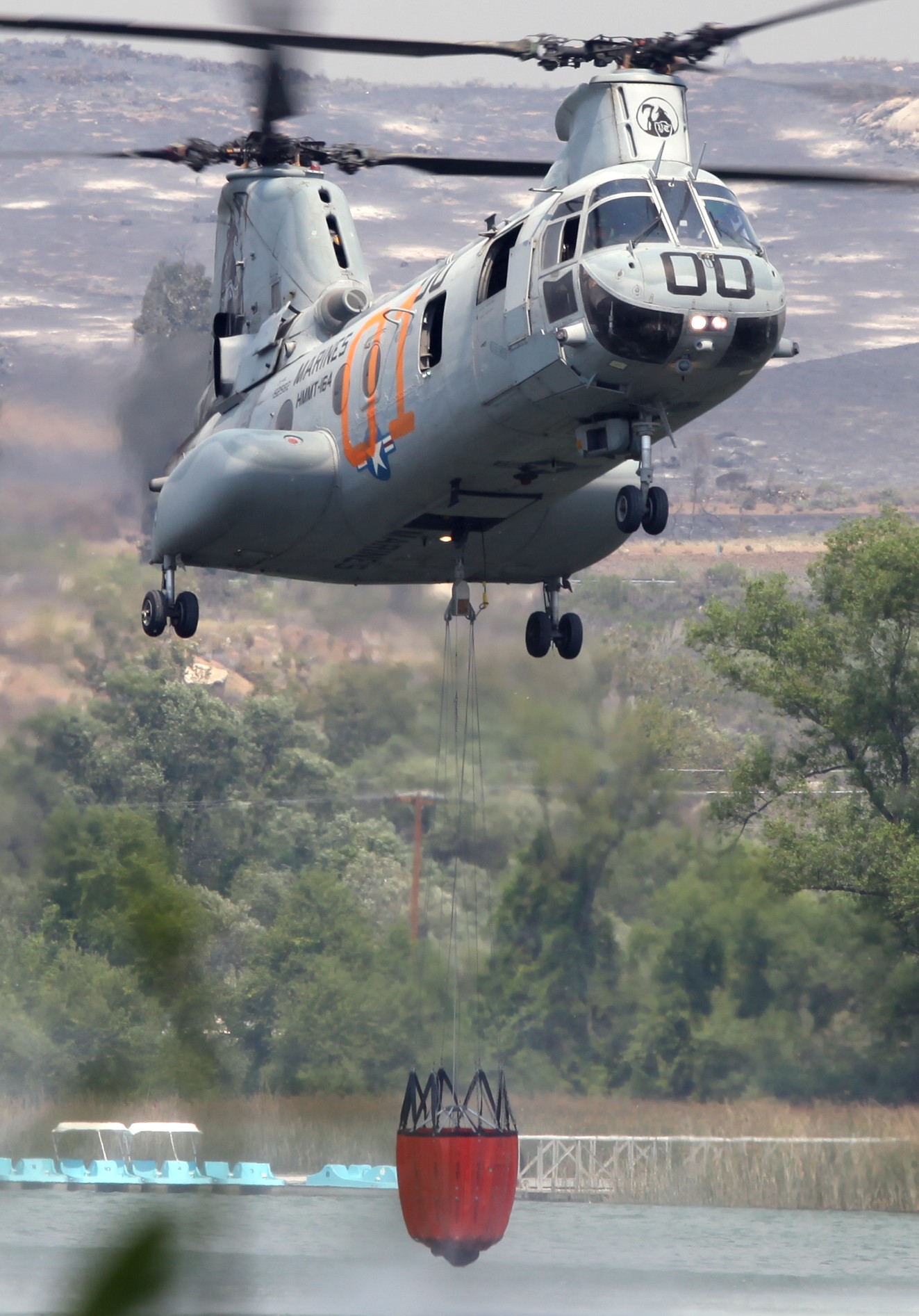 hmmt-164 knightriders ch-46 sea knight marine medium helicopter training squadron usmc california wildfire 23