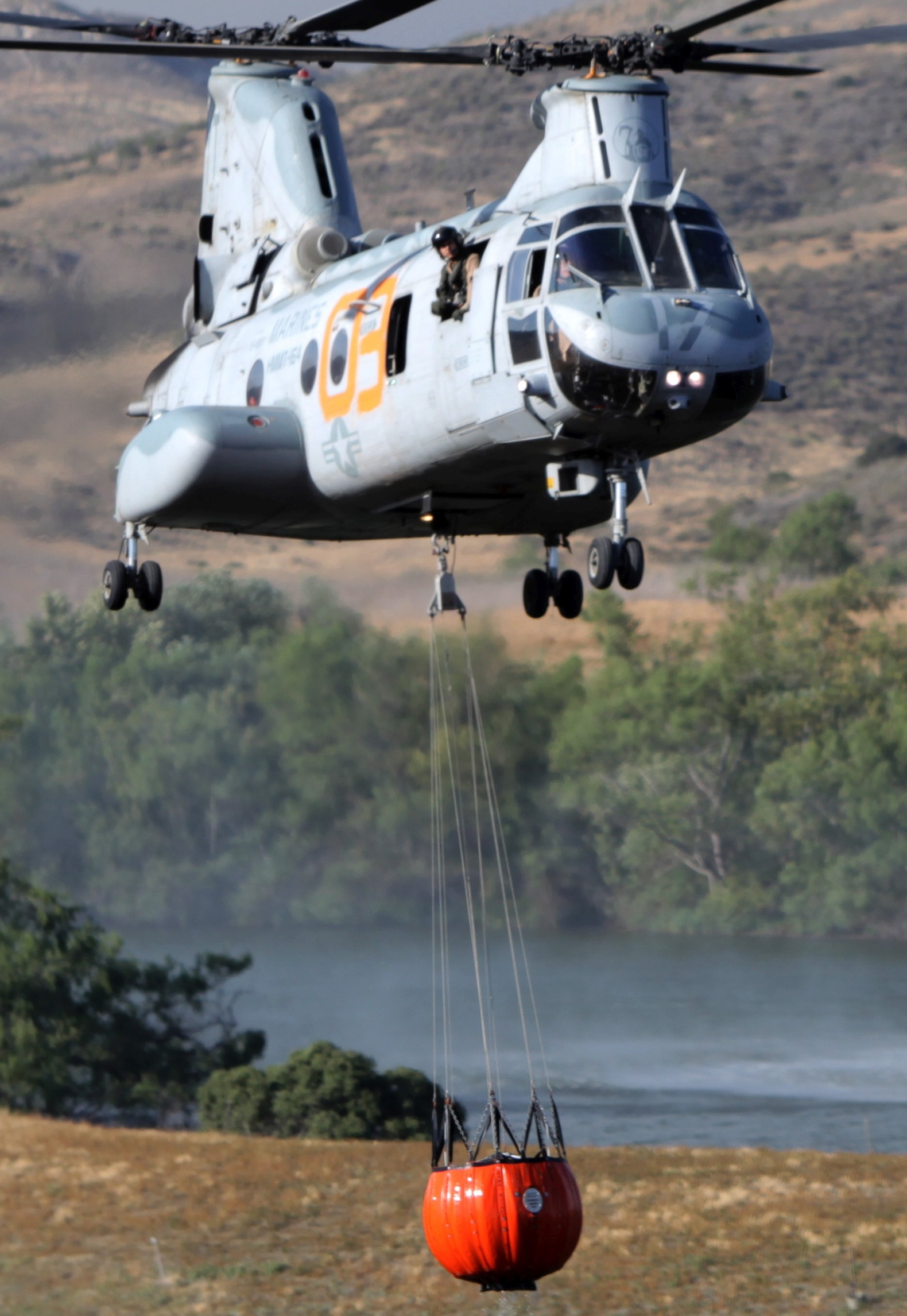 hmmt-164 knightriders ch-46 sea knight marine medium helicopter training squadron usmc california wildfire 25