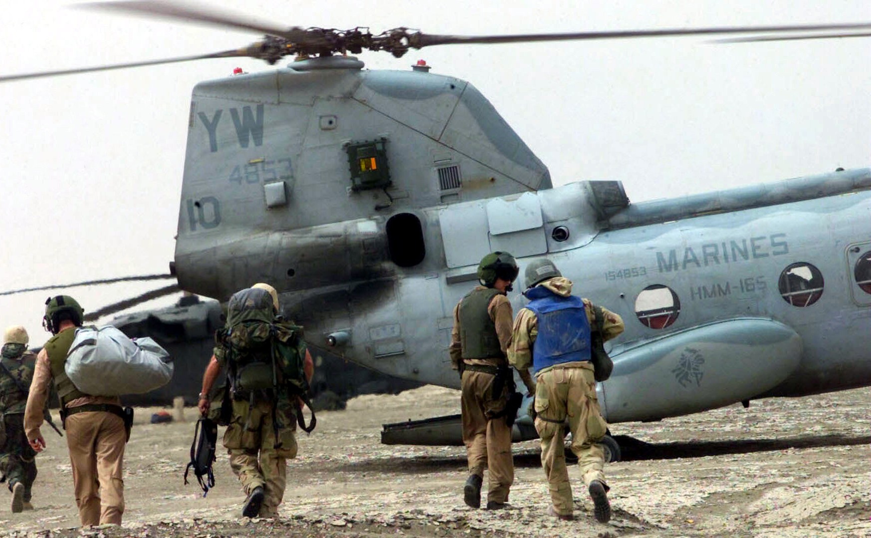 hmm-165 white knights ch-46e sea knight marine medium helicopter squadron usmc 07