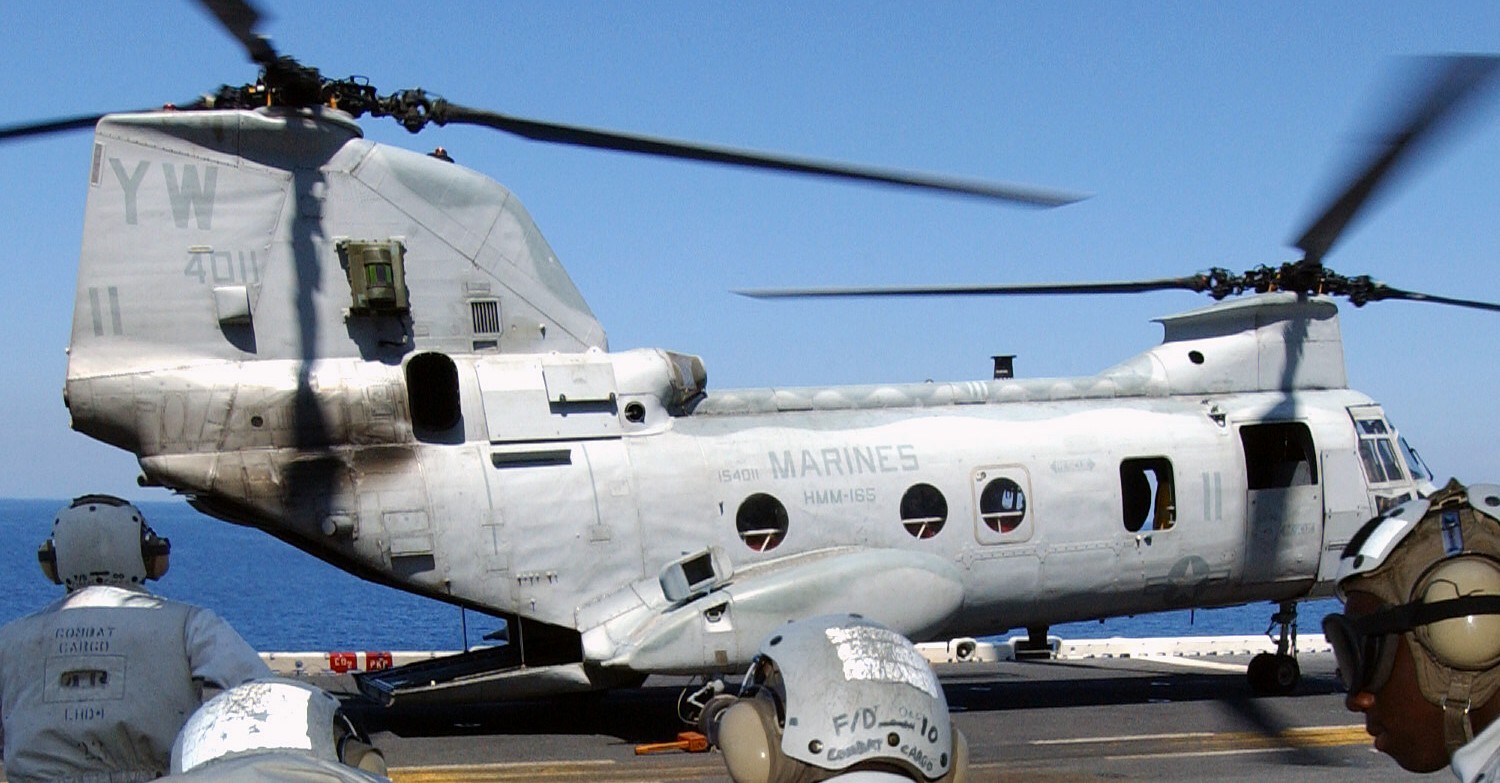 hmm-165 white knights ch-46e sea knight marine medium helicopter squadron usmc 12