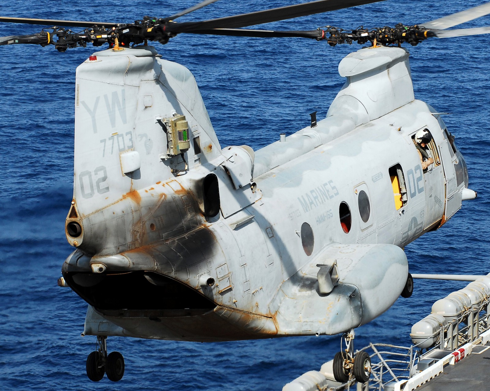 hmm-165 white knights ch-46e sea knight marine medium helicopter squadron usmc 15