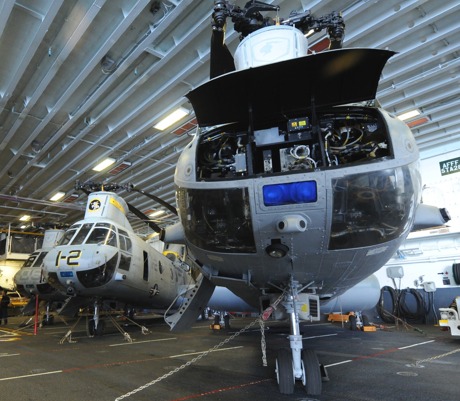 hmm-165 white knights ch-46e sea knight marine medium helicopter squadron usmc uss peleliu lha-5 28