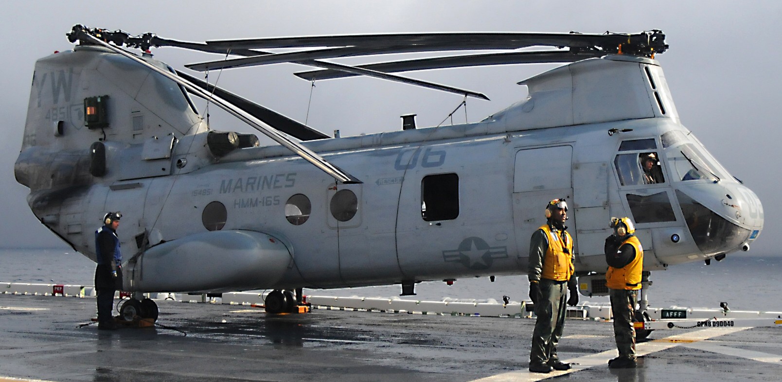 hmm-165 white knights ch-46e sea knight marine medium helicopter squadron usmc uss peleliu lha-5 29