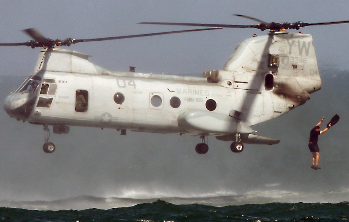 hmm-165 white knights ch-46e sea knight marine medium helicopter squadron usmc uss peleliu lha-5 36