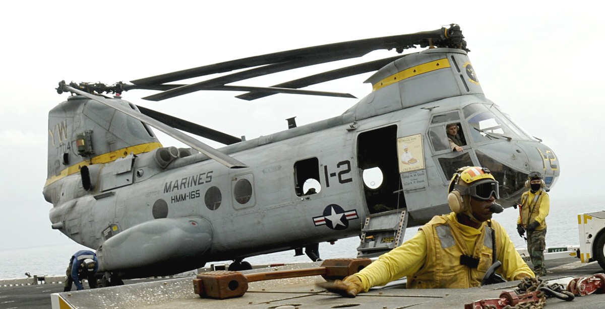 hmm-165 white knights ch-46e sea knight marine medium helicopter squadron usmc uss peleliu lha-5 39