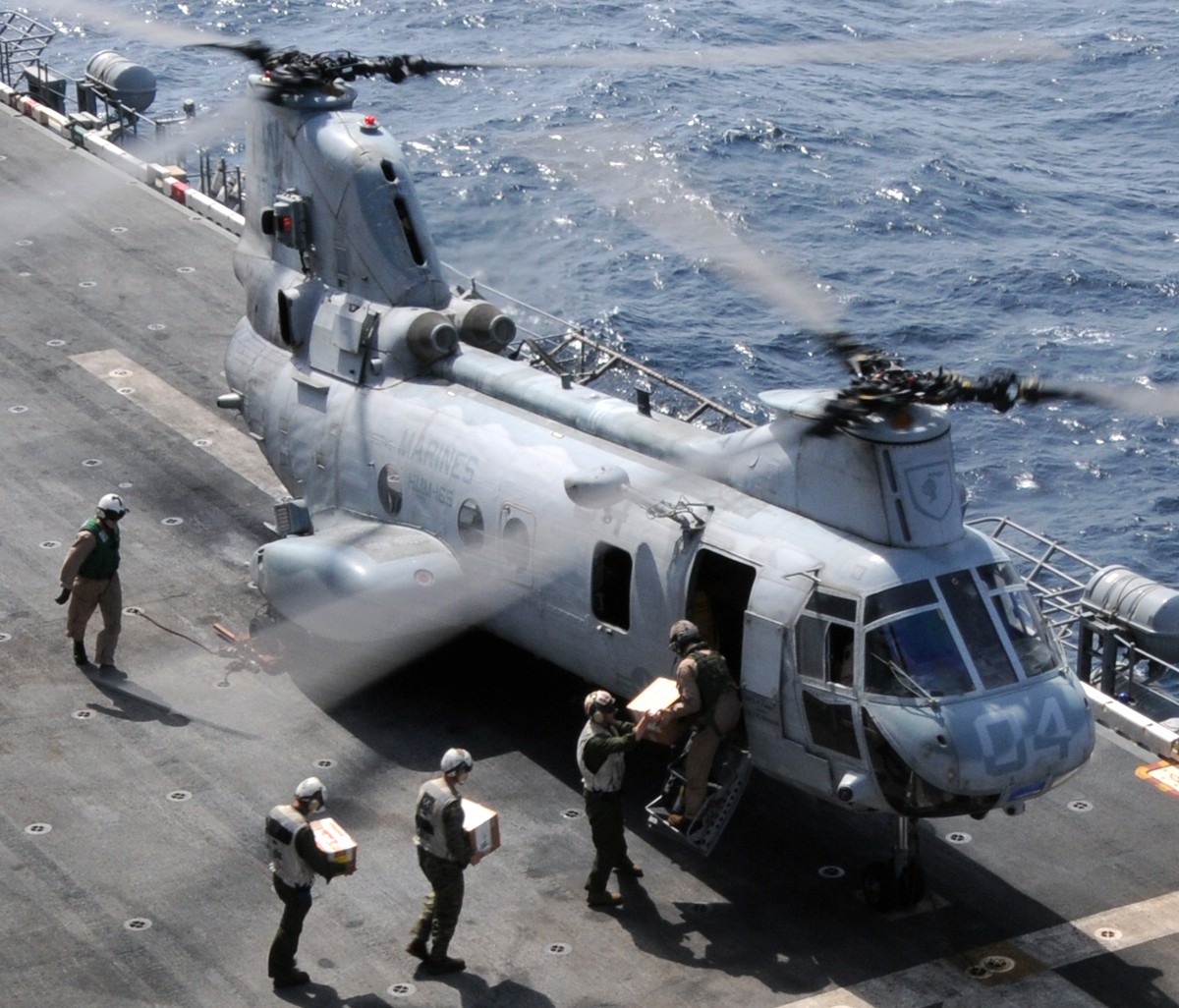 hmm-165 white knights ch-46e sea knight marine medium helicopter squadron usmc uss peleliu lha-5 41