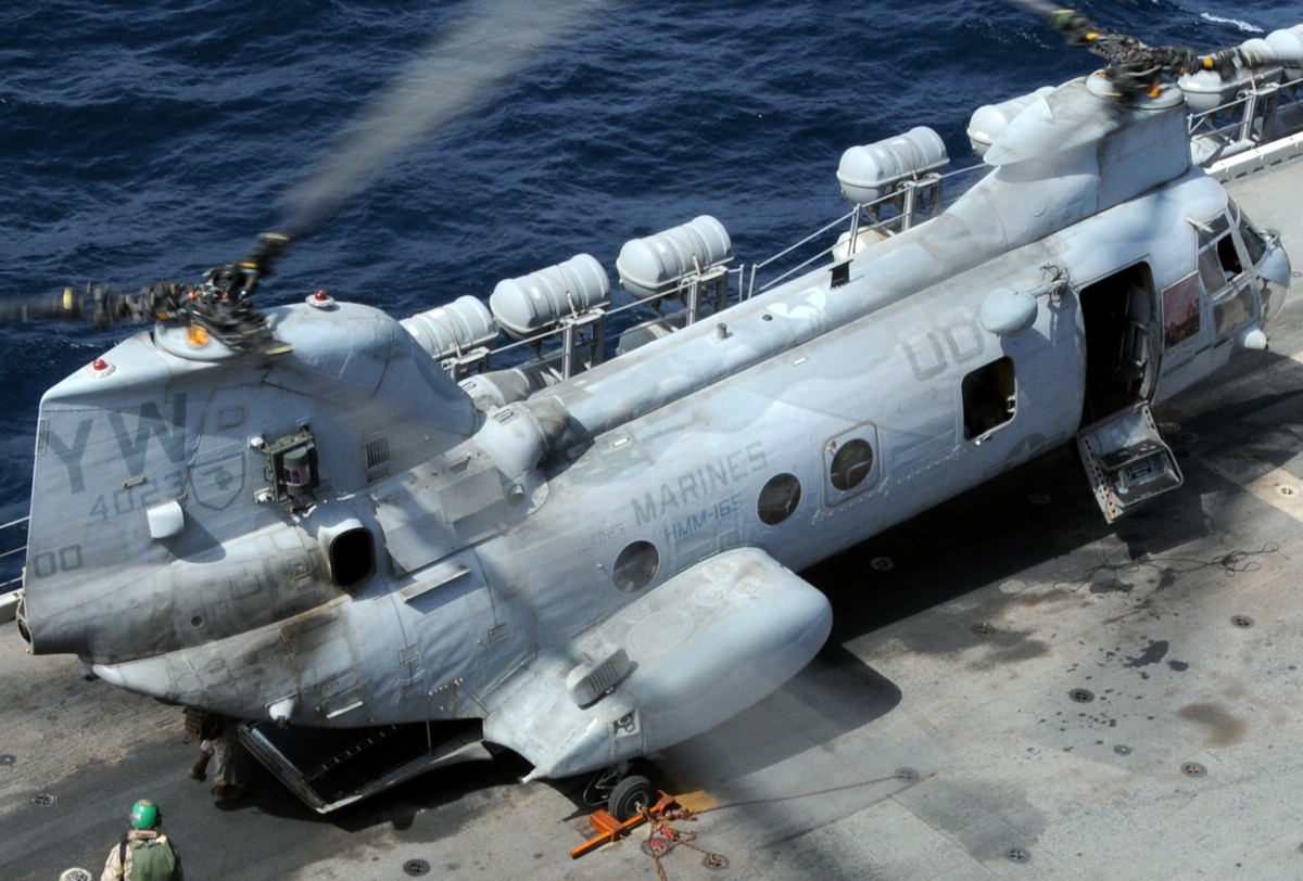 hmm-165 white knights ch-46e sea knight marine medium helicopter squadron usmc uss peleliu lha-5 42