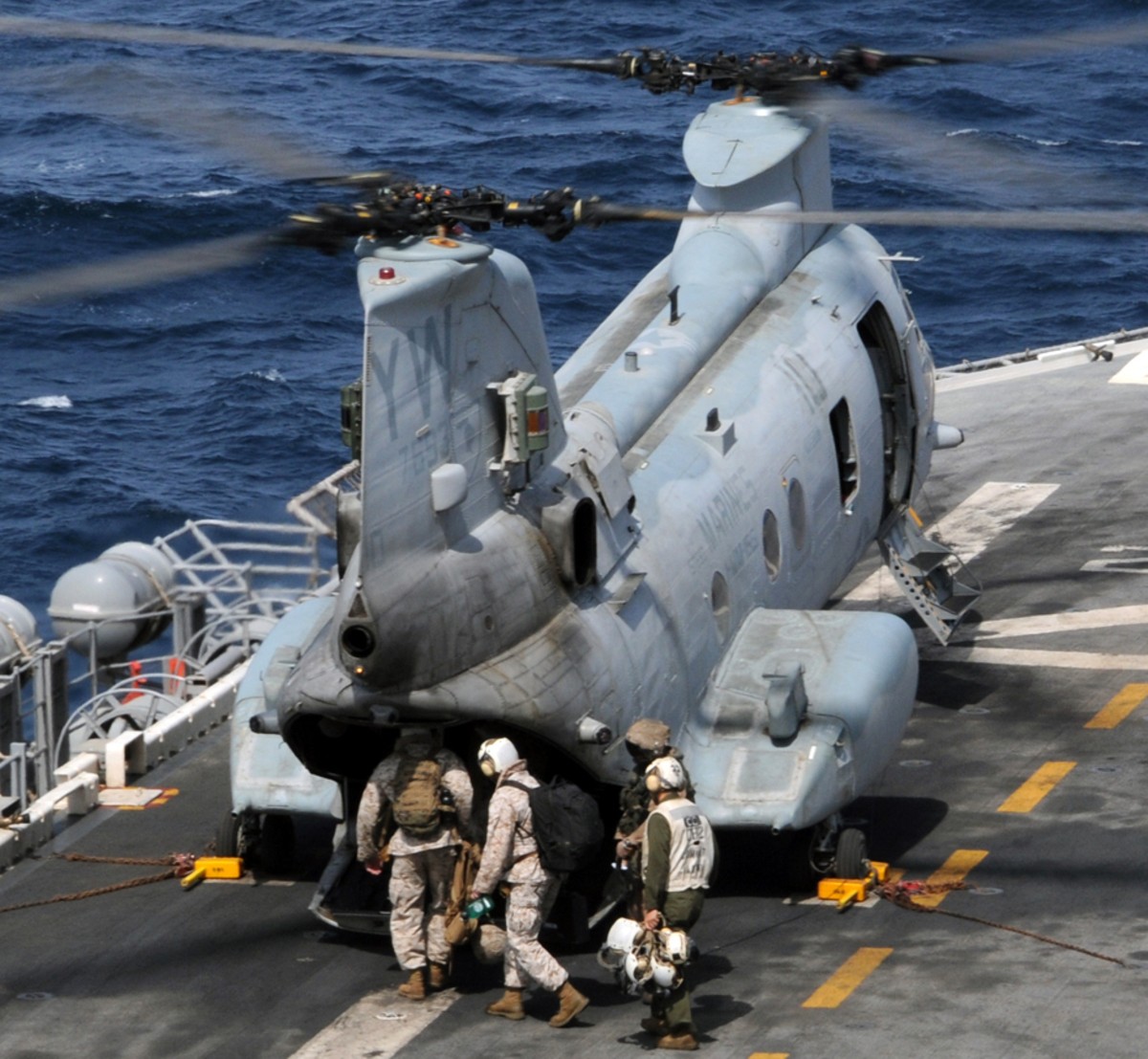 hmm-165 white knights ch-46e sea knight marine medium helicopter squadron usmc uss peleliu lha-5 43