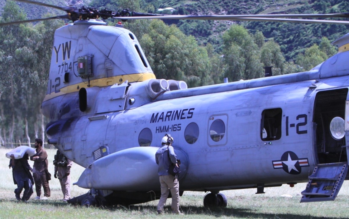 hmm-165 white knights ch-46e sea knight marine medium helicopter squadron pakistan flood disaster relief 201046