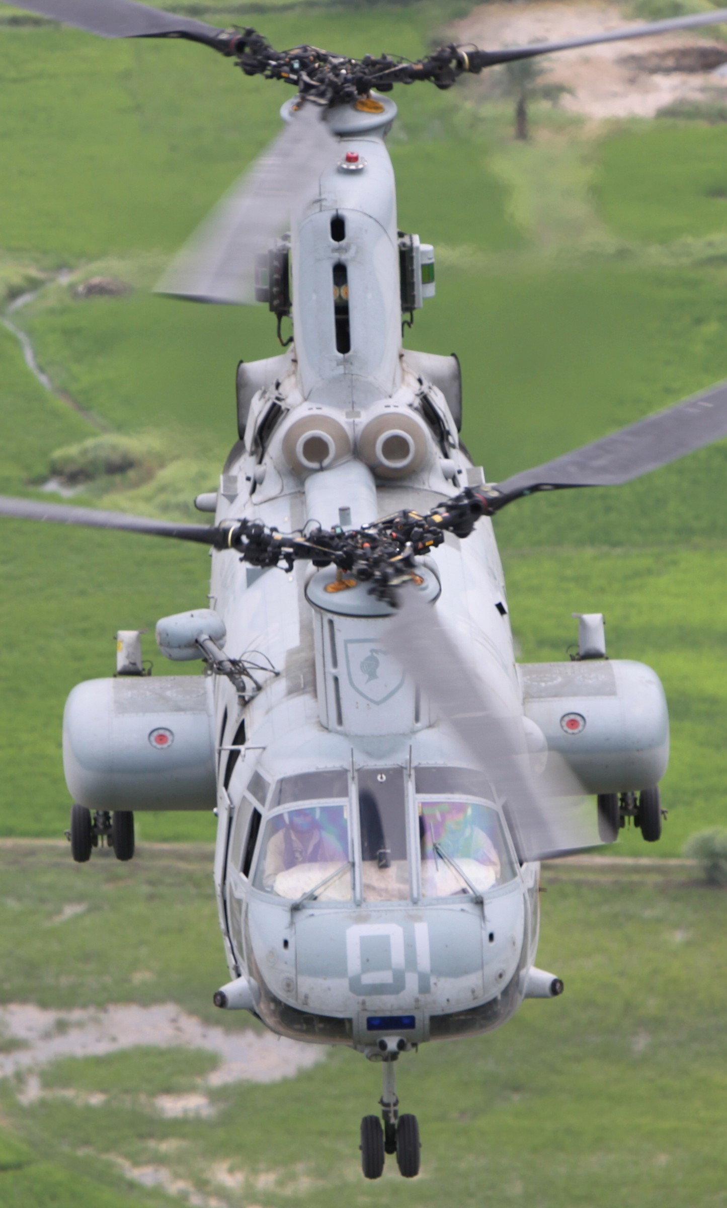 hmm-165 white knights ch-46e sea knight marine medium helicopter squadron pakistan flood disaster relief 201049