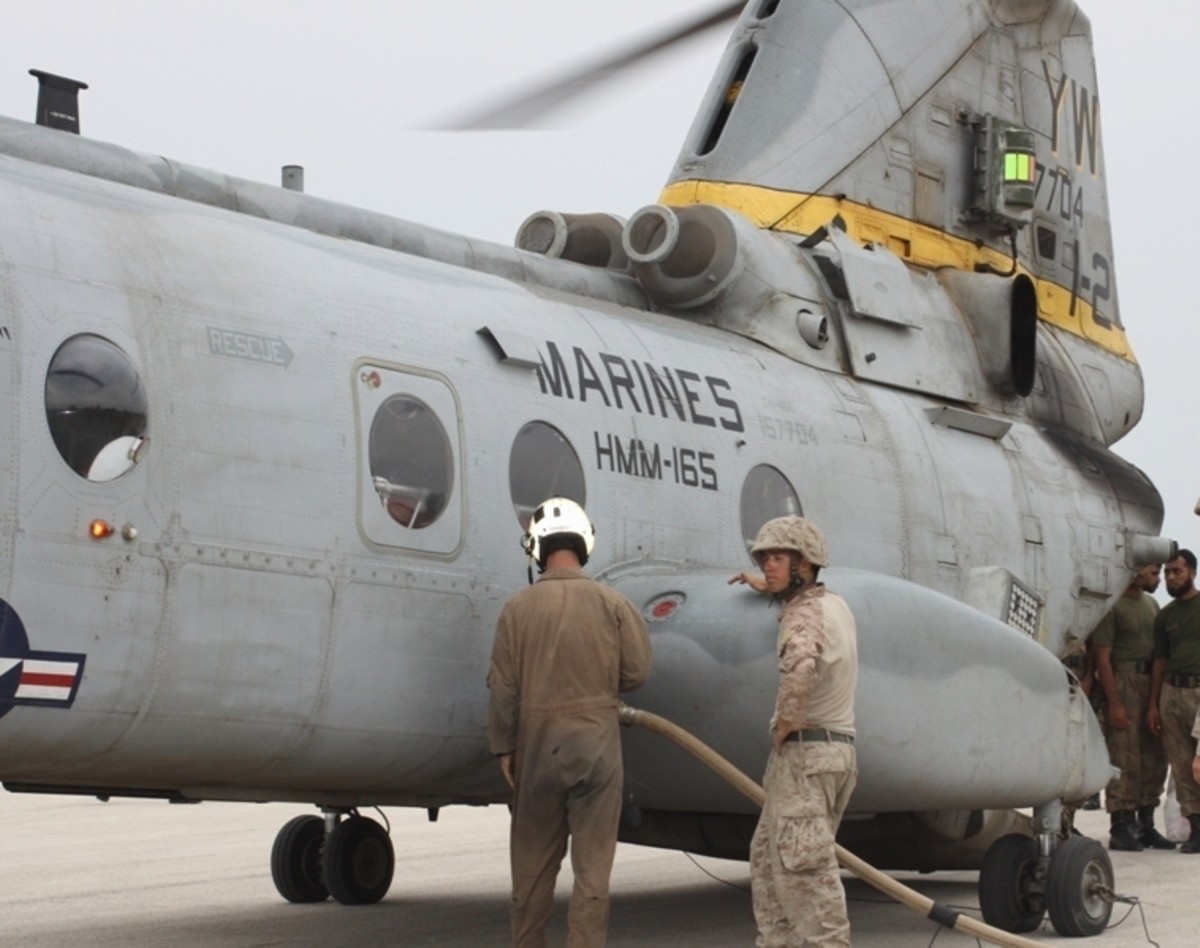 hmm-165 white knights ch-46e sea knight marine medium helicopter squadron pakistan flood disaster relief 201052