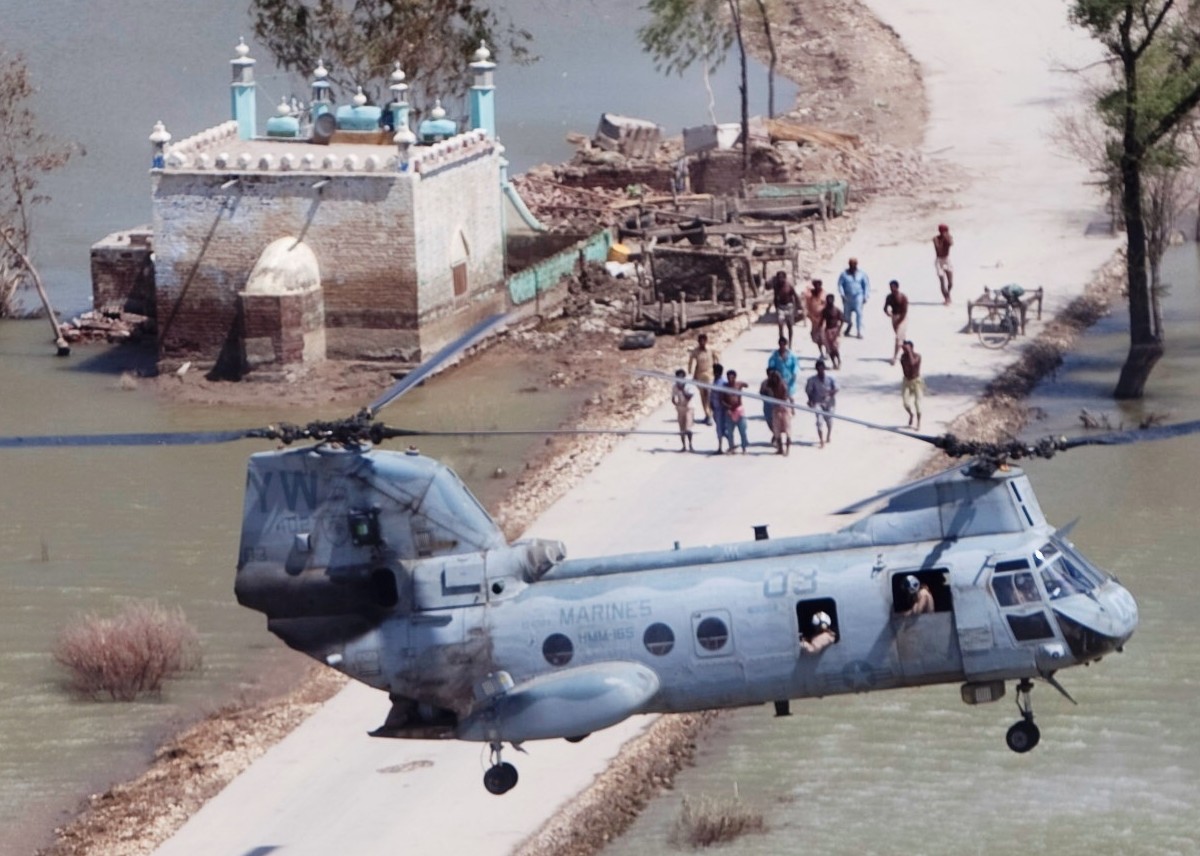 hmm-165 white knights ch-46e sea knight marine medium helicopter squadron pakistan flood disaster relief 201053