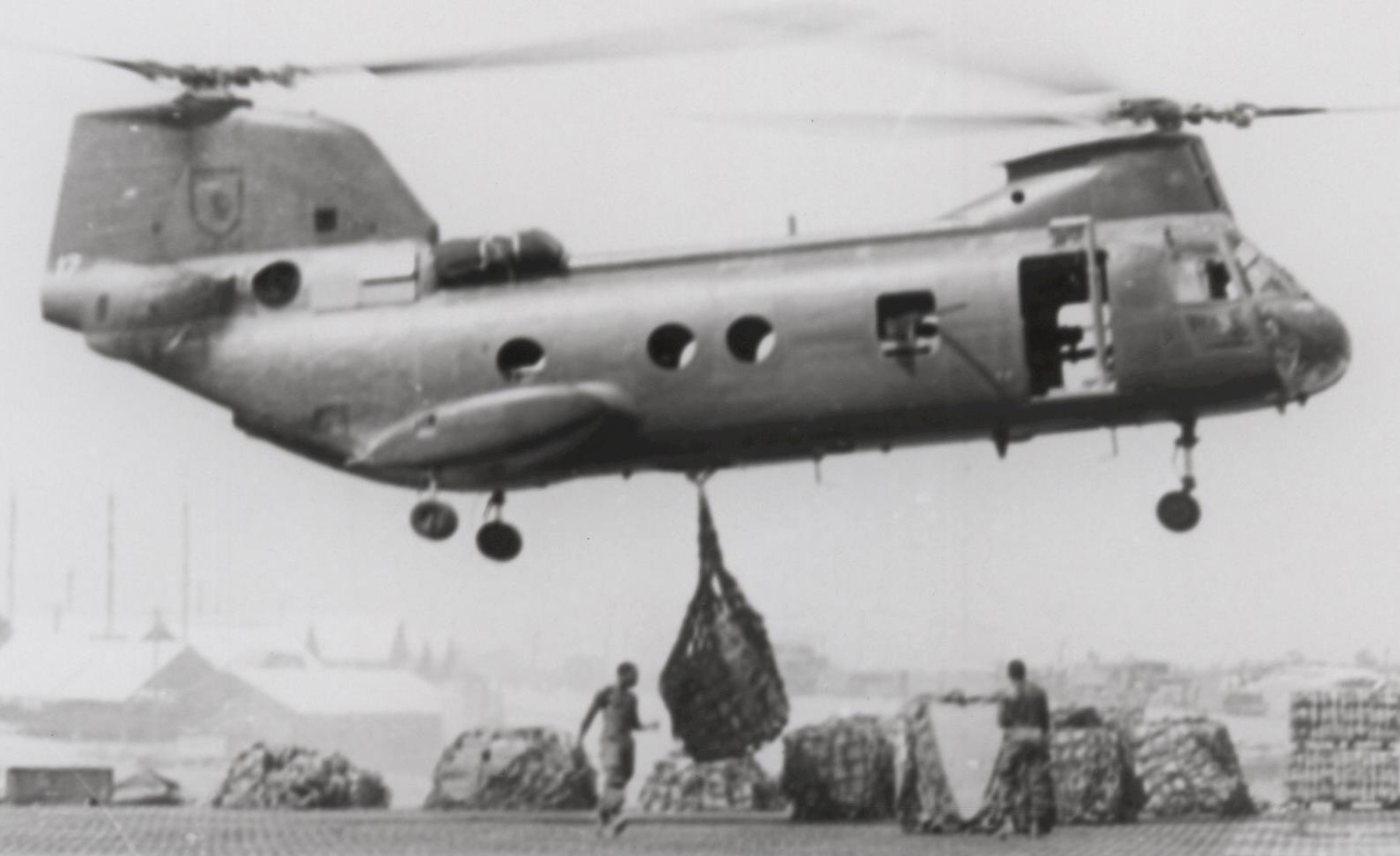 hmm-165 white knights ch-46a sea knight marine medium helicopter squadron usmc vietnam war 1968