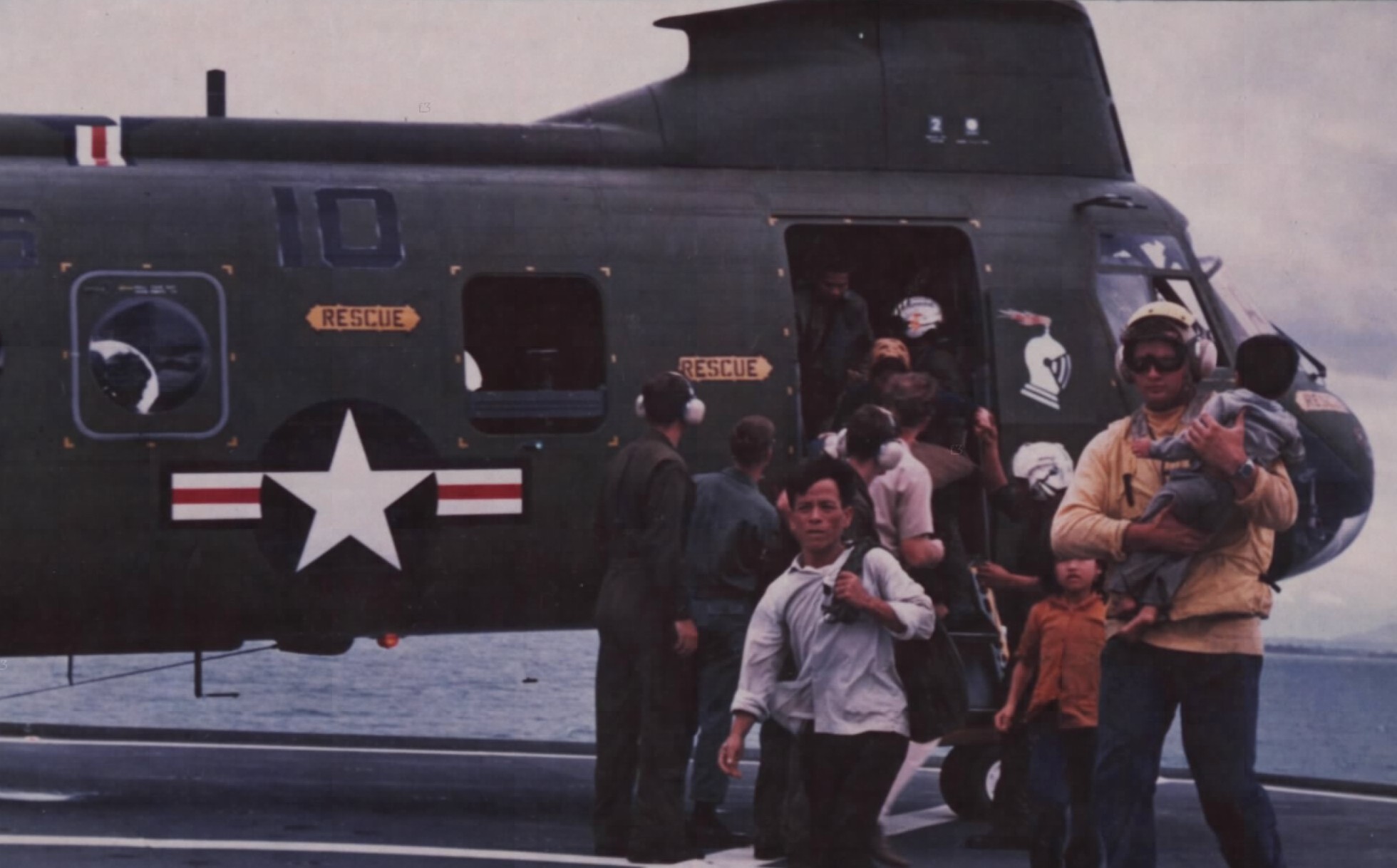 hmm-165 white knights ch-46d sea knight marine medium helicopter squadron usmc vietnam war 1975 67