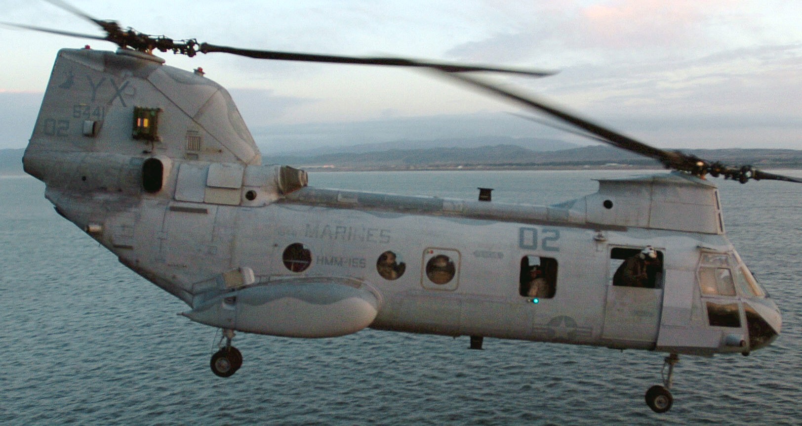 hmm-166 sea elk ch-46e sea knight marine medium helicopter squadron usmc uss peleliu lha-5 11