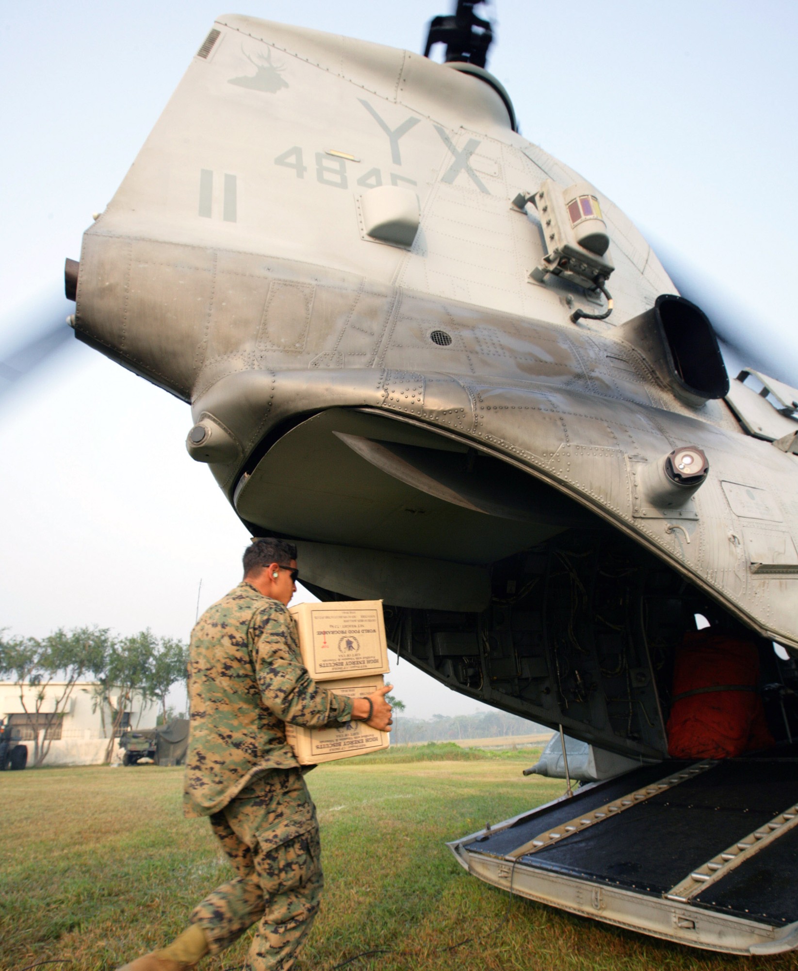 hmm-166 sea elk ch-46e sea knight marine medium helicopter squadron usmc 17