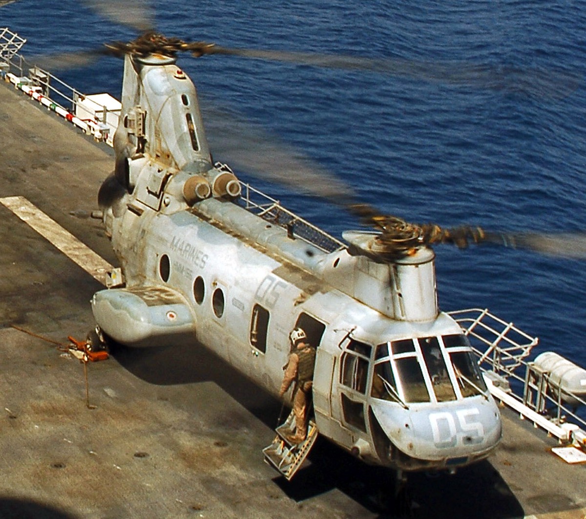 hmm-166 sea elk ch-46e sea knight marine medium helicopter squadron usmc uss tarawa lha-1 22