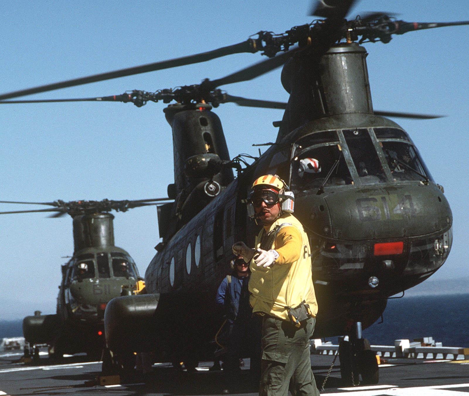 hmm-166 sea elk ch-46e sea knight marine medium helicopter squadron usmc uss tripoli lph-10 33