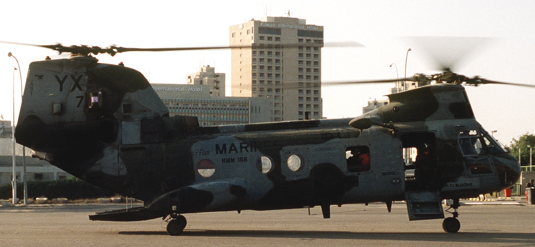 hmm-166 sea elk ch-46e sea knight marine medium helicopter squadron usmc eager mace kuwait 35