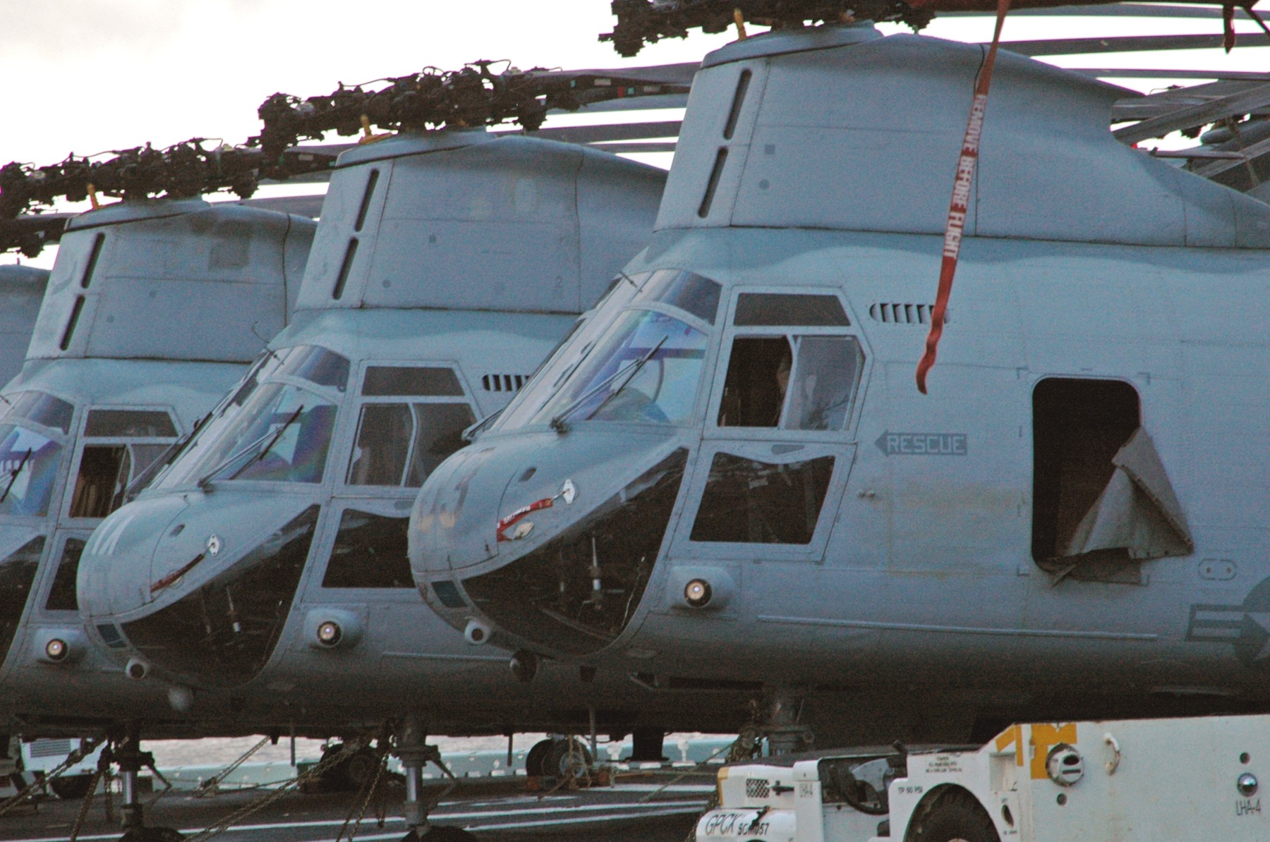 hmm-261 raging bulls ch-46e sea knight marine medium helicopter squadron usmc lha-4 uss nassau 07