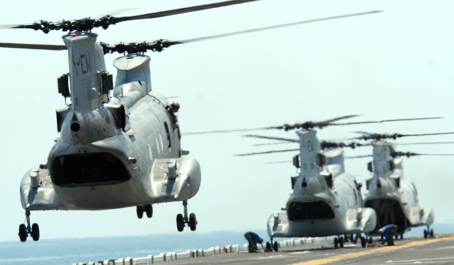 hmm-261 raging bulls ch-46e sea knight marine medium helicopter squadron usmc lhd-3 uss kearsarge 09