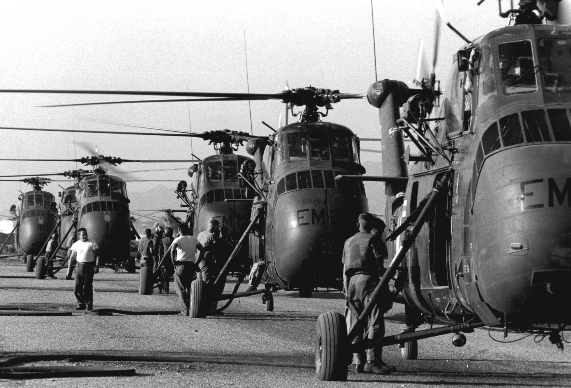 hmm-261 raging bulls uh-34 marine medium helicopter squadron usmc vietnam war 1965 16