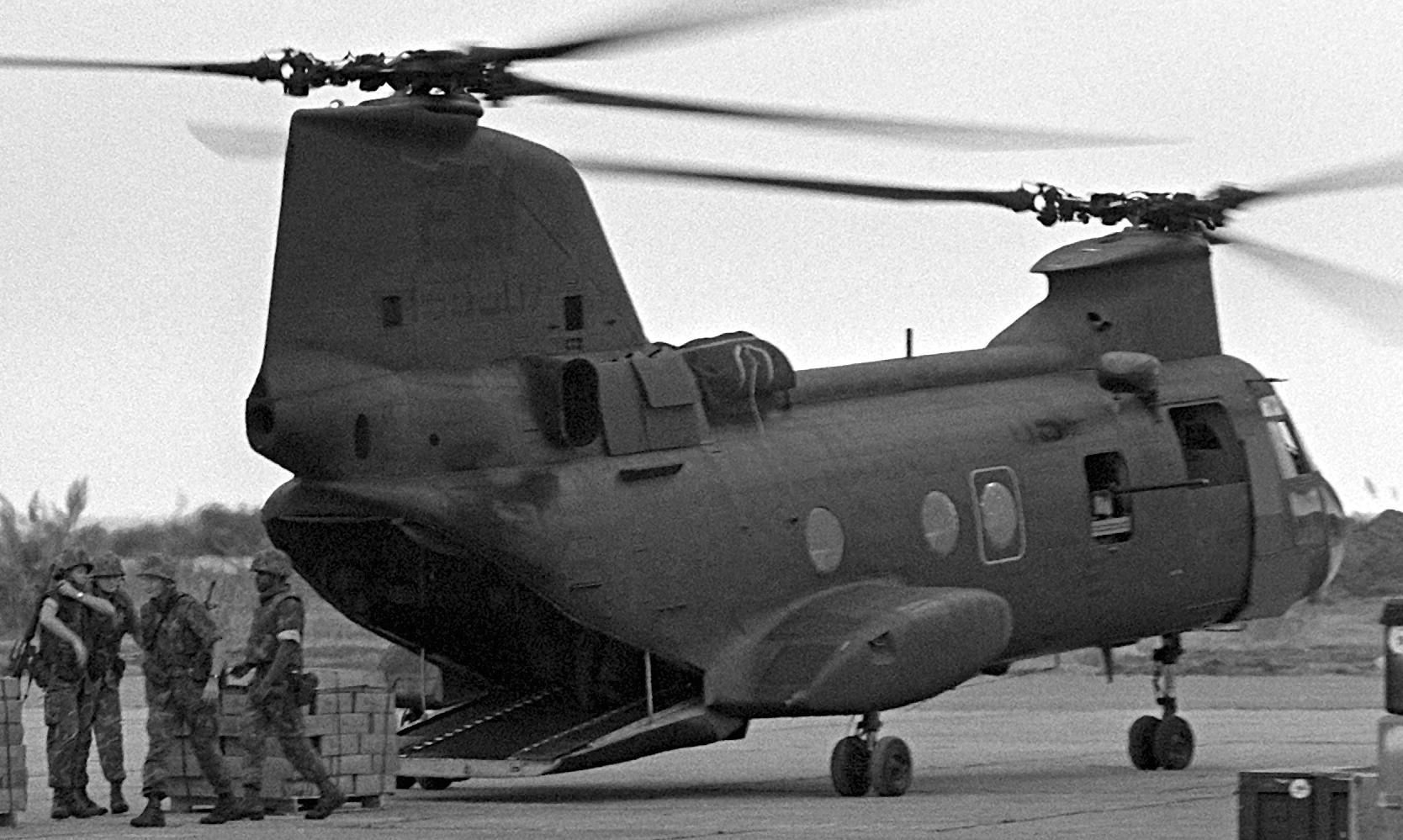 hmm-261 raging bulls ch-46e sea knight marine medium helicopter squadron lph-9 uss guam beirut lebanon 22