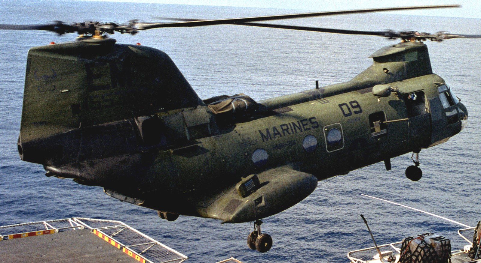 hmm-261 raging bulls ch-46e sea knight marine medium helicopter squadron lph-9 uss guam 25