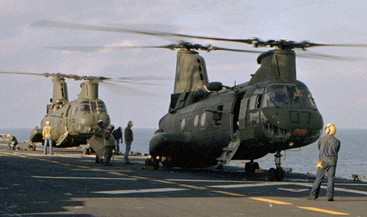 hmm-261 raging bulls ch-46e sea knight marine medium helicopter squadron lph-9 uss guam 27