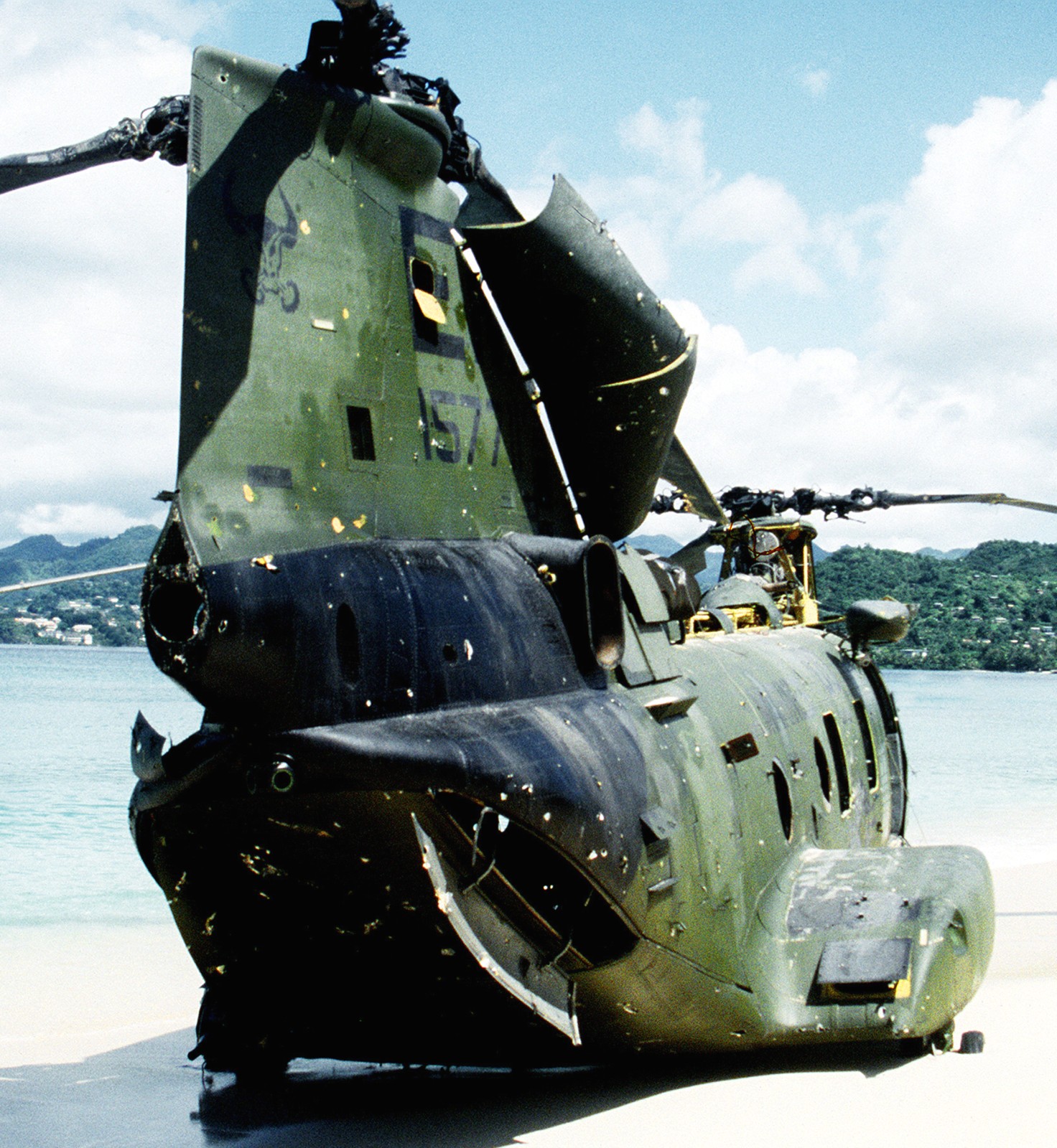 hmm-261 raging bulls ch-46e sea knight marine medium helicopter squadron usmc operation urgent fury grenada 1983 29