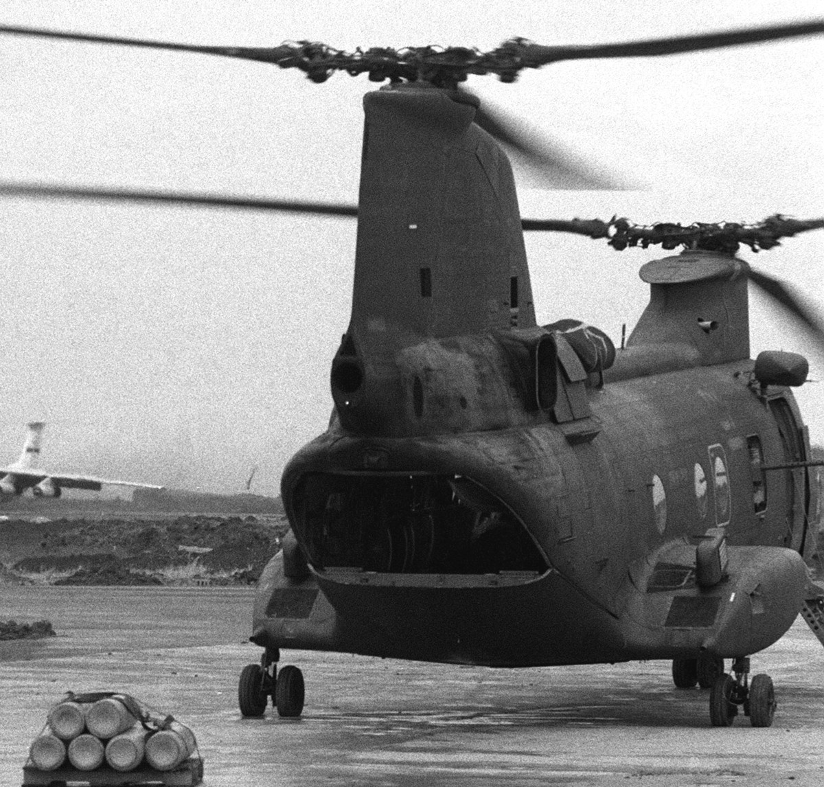 hmm-261 raging bulls ch-46e sea knight marine medium helicopter squadron usmc operation urgent fury grenada 1983 32