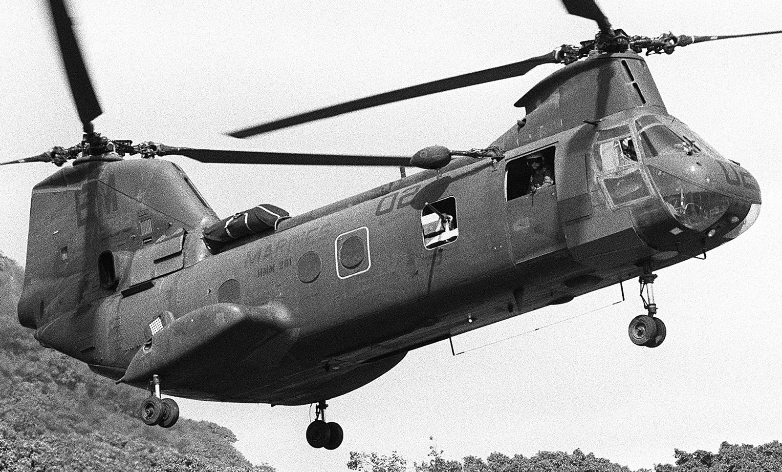 hmm-261 raging bulls ch-46e sea knight marine medium helicopter squadron usmc operation urgent fury grenada 1983 34