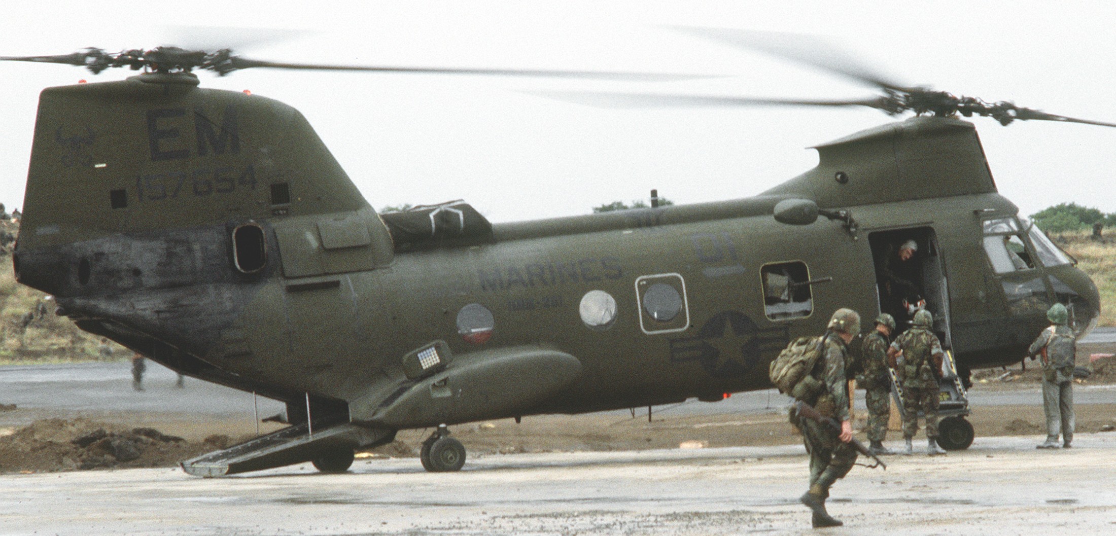 hmm-261 raging bulls ch-46e sea knight marine medium helicopter squadron usmc operation urgent fury grenada 1983 37