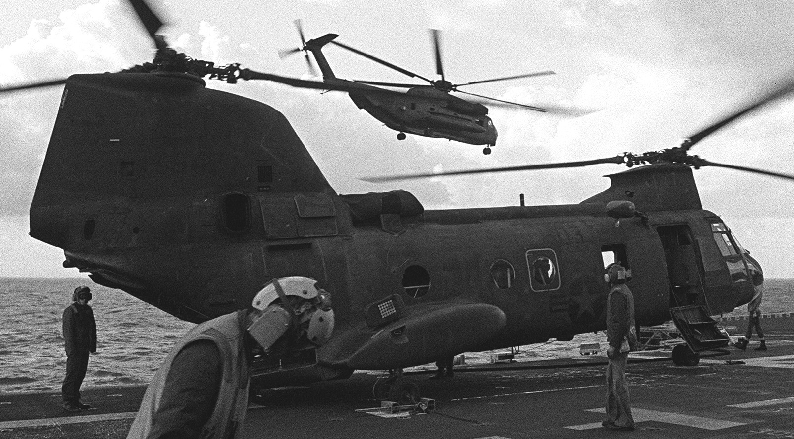 hmm-261 raging bulls ch-46e sea knight marine medium helicopter squadron lph-9 uss guam lebanon 1983 46