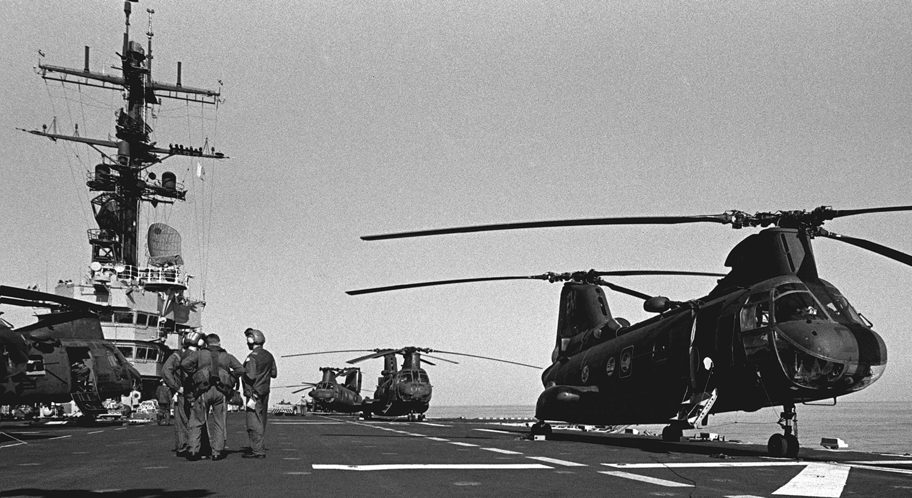 hmm-261 raging bulls ch-46e sea knight marine medium helicopter squadron lph-9 uss guam lebanon 1983 47