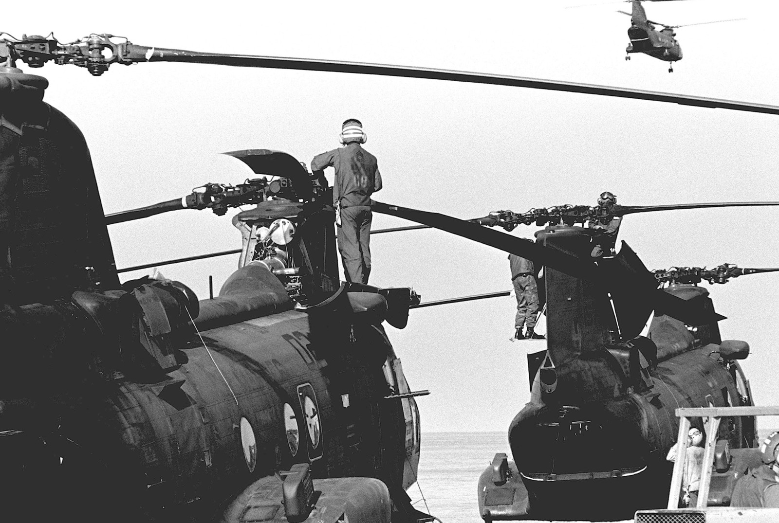 hmm-261 raging bulls ch-46e sea knight marine medium helicopter squadron lph-9 uss guam lebanon 1983 48