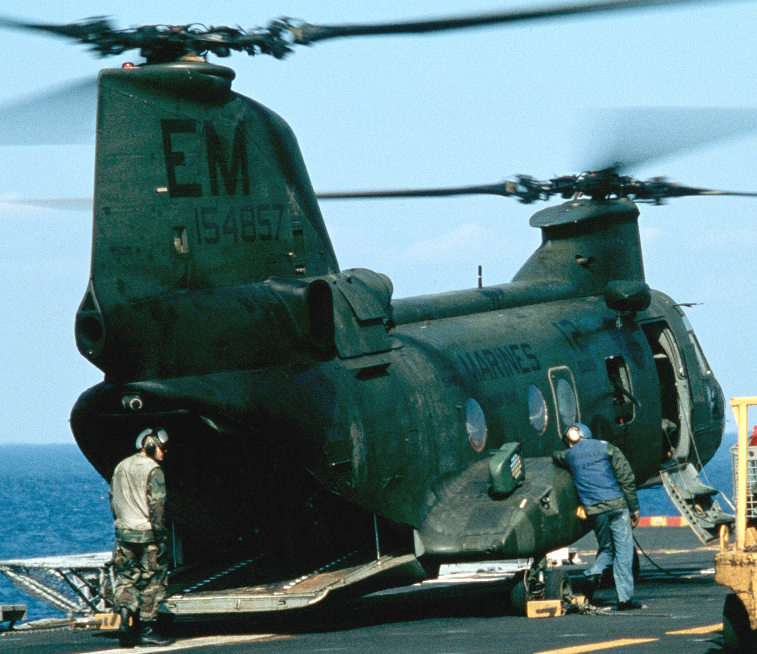 hmm-261 raging bulls ch-46e sea knight marine medium helicopter squadron lph-9 uss guam lebanon 53