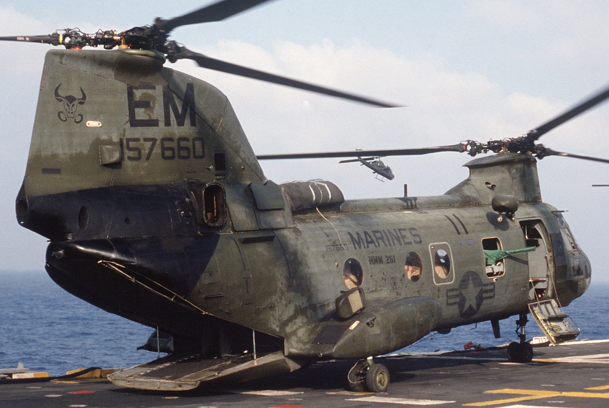 hmm-261 raging bulls ch-46e sea knight marine medium helicopter squadron lph-2 uss iwo jima bright star 1985 61