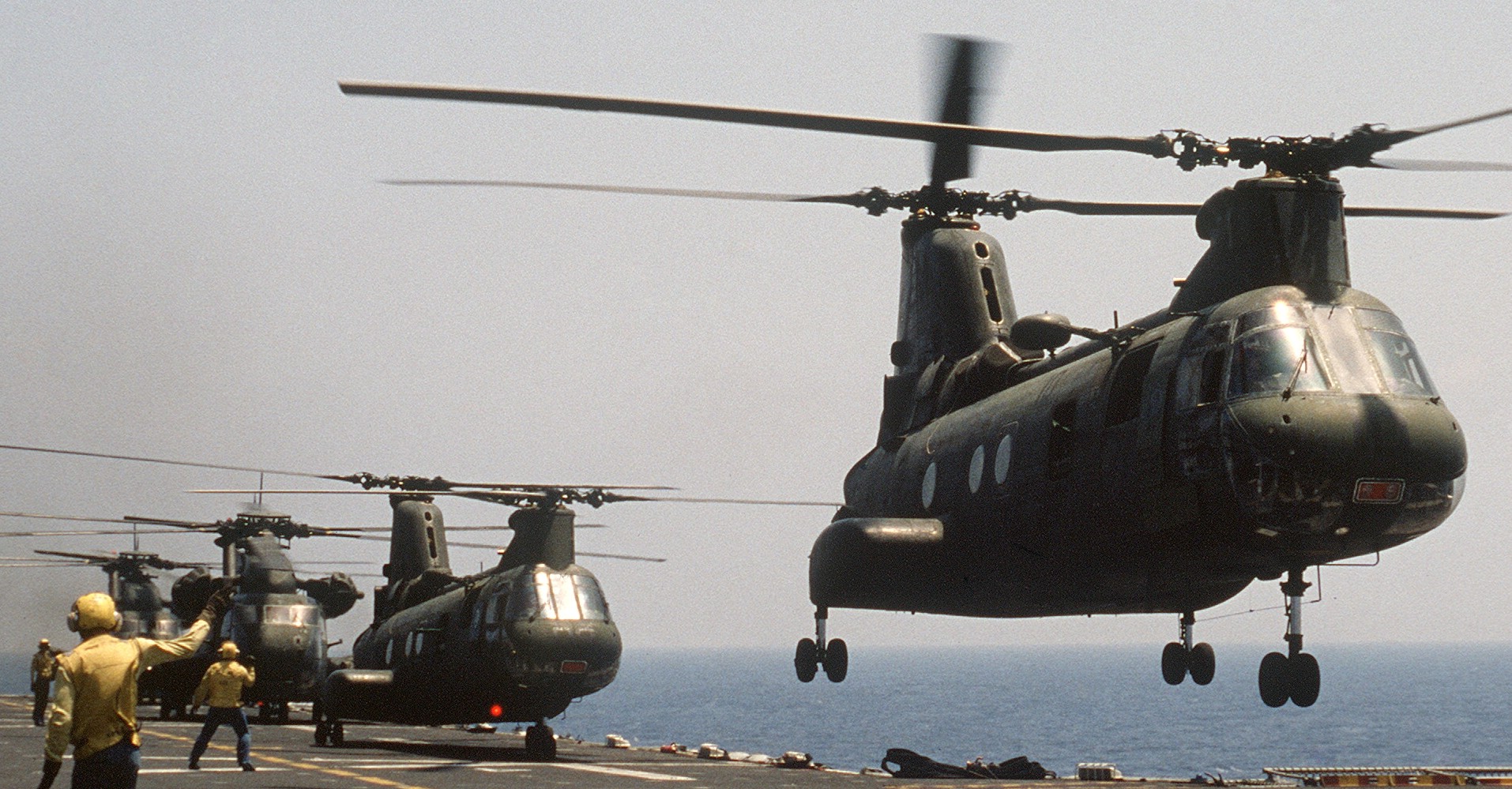 hmm-261 raging bulls ch-46e sea knight marine medium helicopter squadron lph-2 uss iwo jima bright star 1985 62