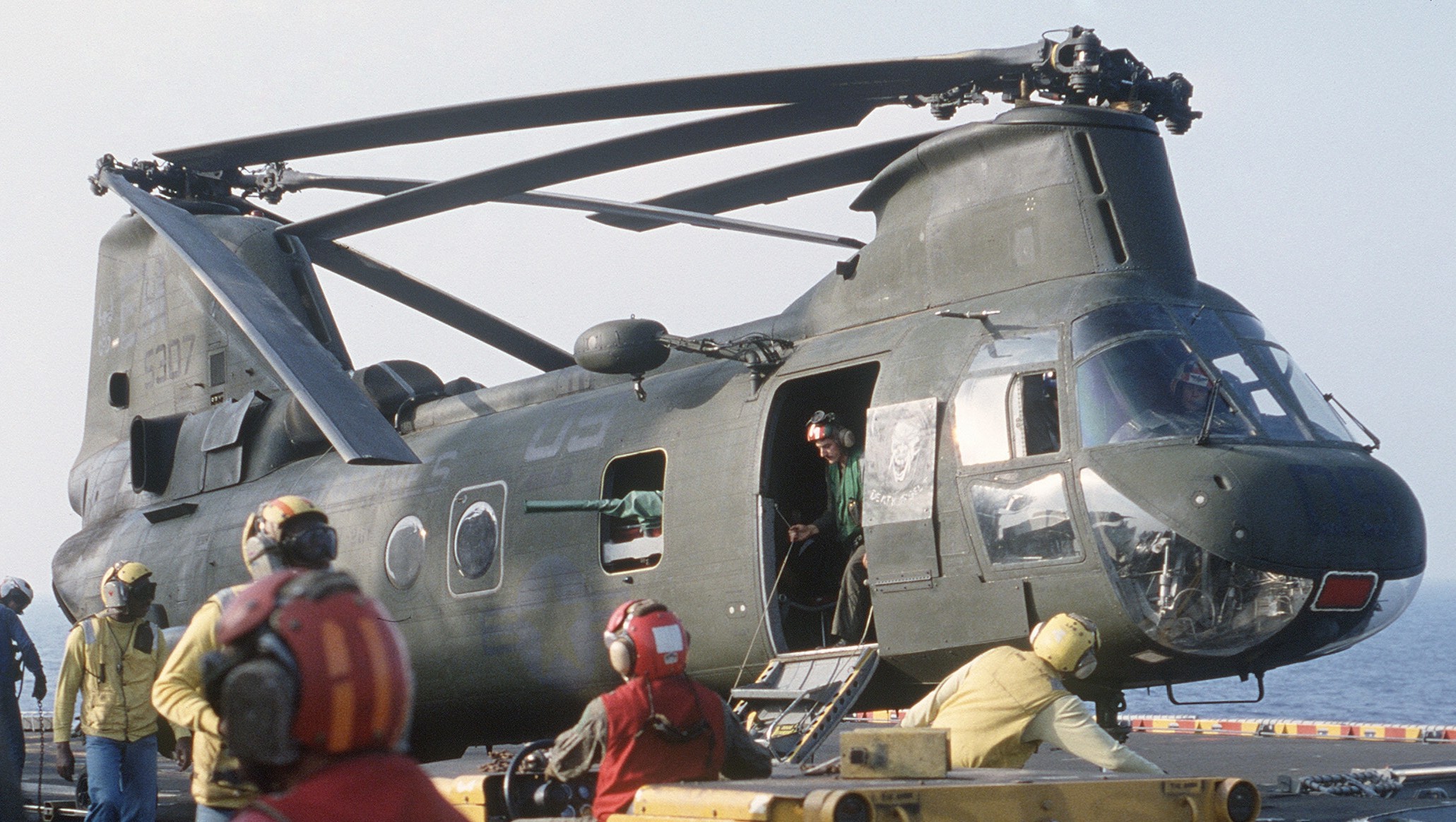 hmm-261 raging bulls ch-46e sea knight marine medium helicopter squadron lph-2 uss iwo jima bright star 1985 63