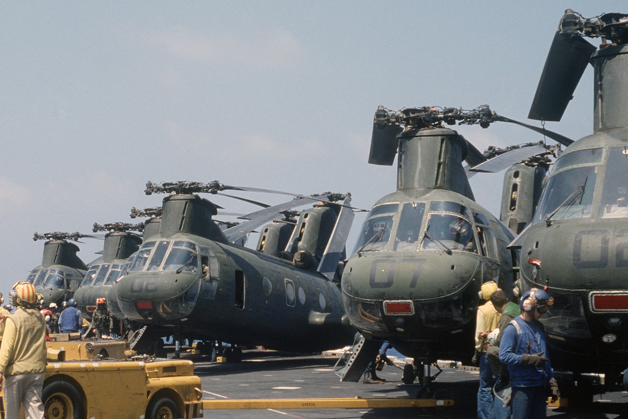 hmm-261 raging bulls ch-46e sea knight marine medium helicopter squadron lph-2 uss iwo jima bright star 1985 64