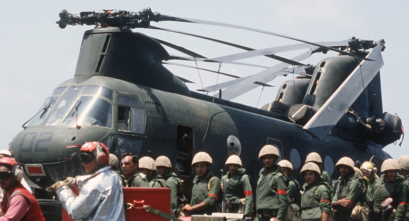 hmm-261 raging bulls ch-46e sea knight marine medium helicopter squadron lph-2 uss iwo jima bright star 1985 egypt 65