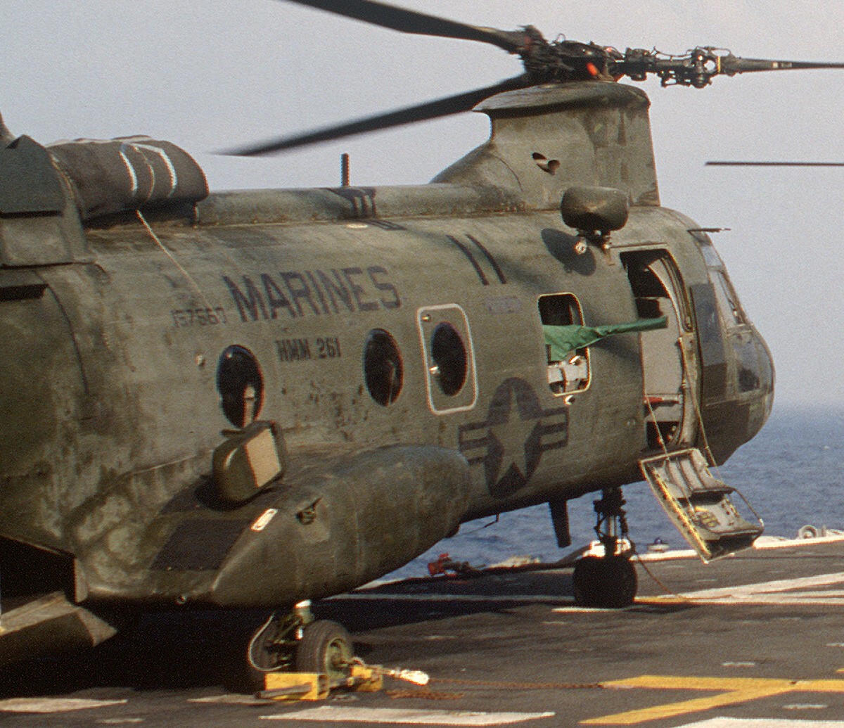 hmm-261 raging bulls ch-46e sea knight marine medium helicopter squadron lph-2 uss iwo jima bright star 1985 67