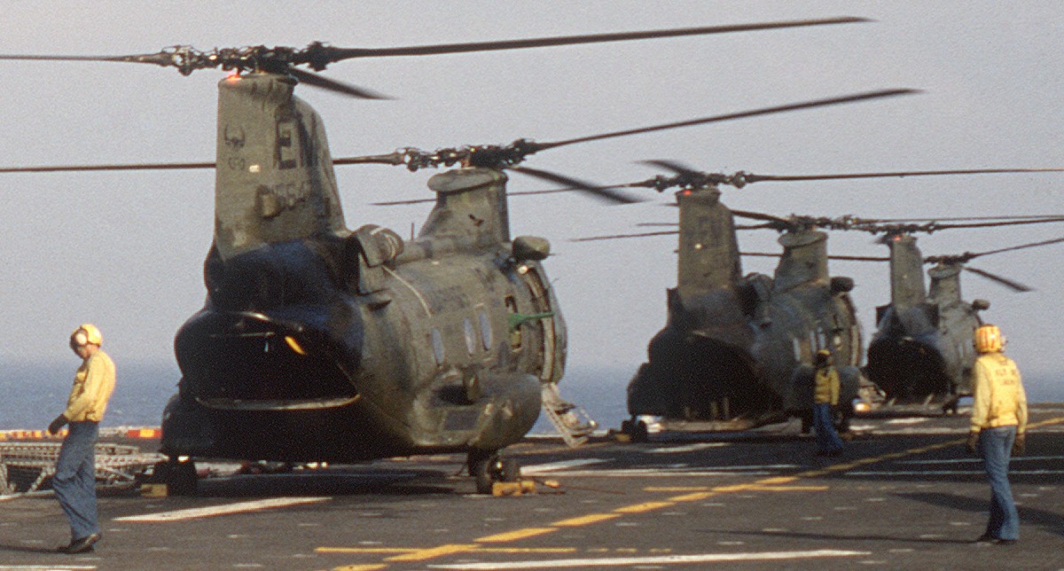 hmm-261 raging bulls ch-46e sea knight marine medium helicopter squadron lph-2 uss iwo jima bright star 1985 68