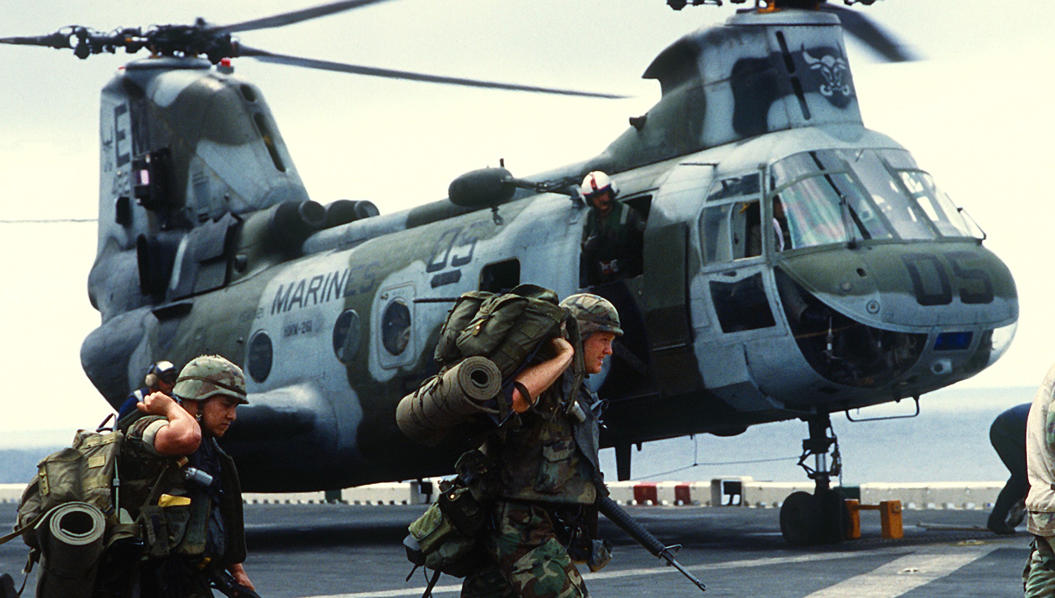 hmm-261 raging bulls ch-46e sea knight marine medium helicopter squadron lha-2 uss saipan sharp edge liberia 72