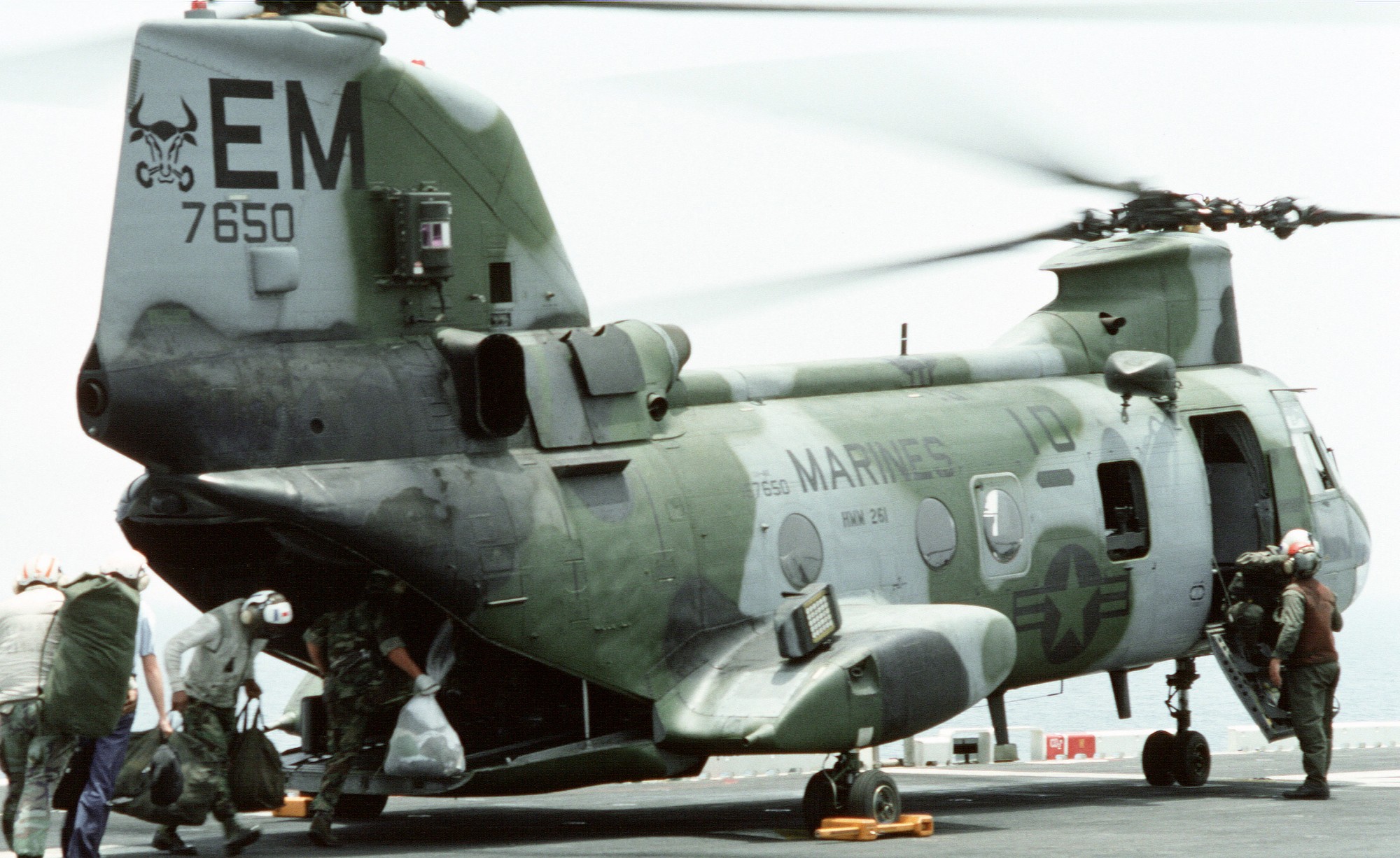 hmm-261 raging bulls ch-46e sea knight marine medium helicopter squadron lha-2 uss saipan sharp edge liberia 76